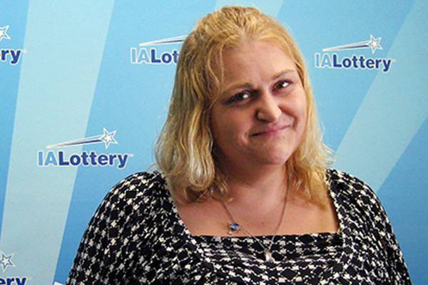 Woman almost tossed $100K lottery ticket but scanned winner while buying sandwich
